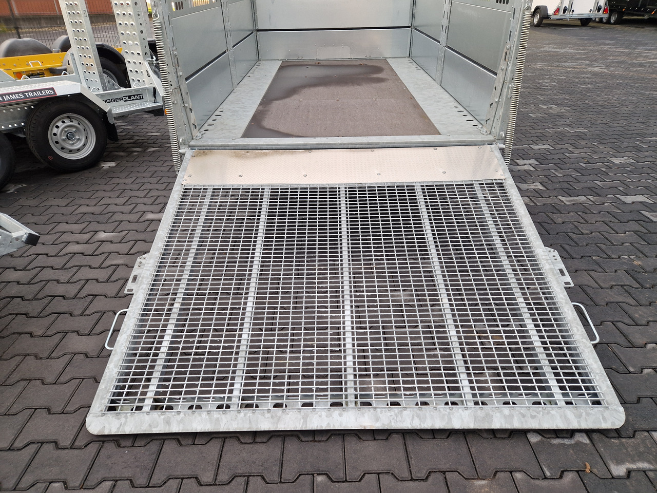 Brian James Trailer Connect 310x188cm black Premium Greenkeeper Alufelgen Tandem 10" 3000kg - Remolque plataforma/ Caja abierta: foto 4 Brian James Trailer Connect 310x188cm black Premium Greenkeeper Alufelgen Tandem 10" 3000kg - Remolque plataforma/ Caja abierta: foto 4
