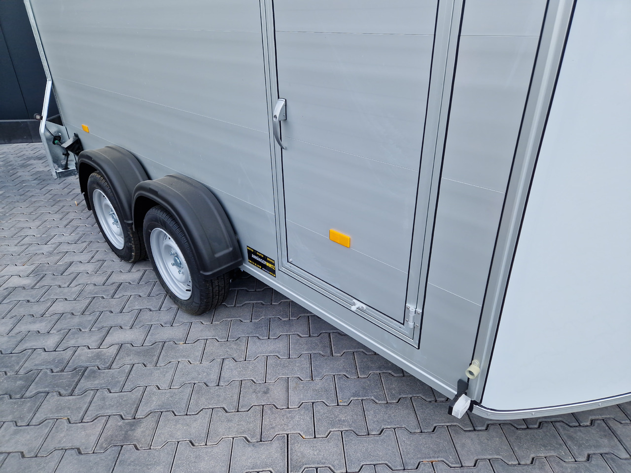 Remolque de coche Cargo Roadster 700 plus 375x180x200cm Alu Poly weiß Seitentür Pullman 100km/H 2600kg Modell 2025: foto 10