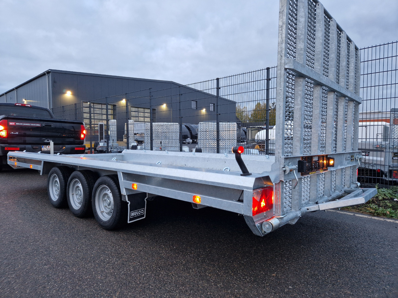 Remolque porta maquinaria HULCO TERRAX Aluboden 469x195x27cm Heckrampe 150cm Tridem 3500kg (XXL): foto 10 Remolque porta maquinaria HULCO TERRAX Aluboden 469x195x27cm Heckrampe 150cm Tridem 3500kg (XXL): foto 10