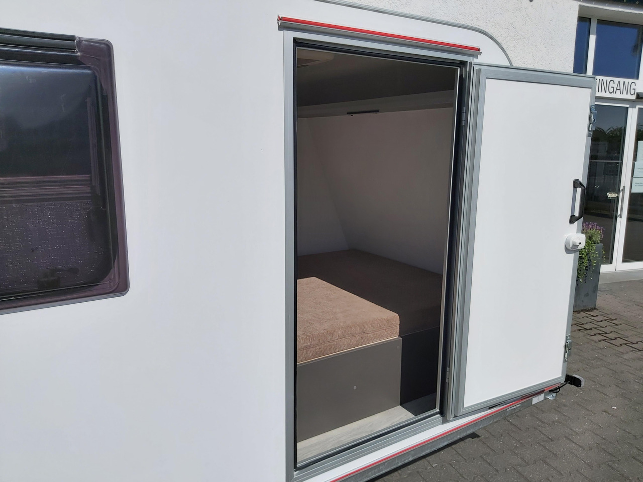 Kargo Camp TFS S Midi 320x150x150cm aero LUX Bett Fenster Seitentür Dachluke Strom 750kg Bremse 2024 - Caravana: foto 4 Kargo Camp TFS S Midi 320x150x150cm aero LUX Bett Fenster Seitentür Dachluke Strom 750kg Bremse 2024 - Caravana: foto 4