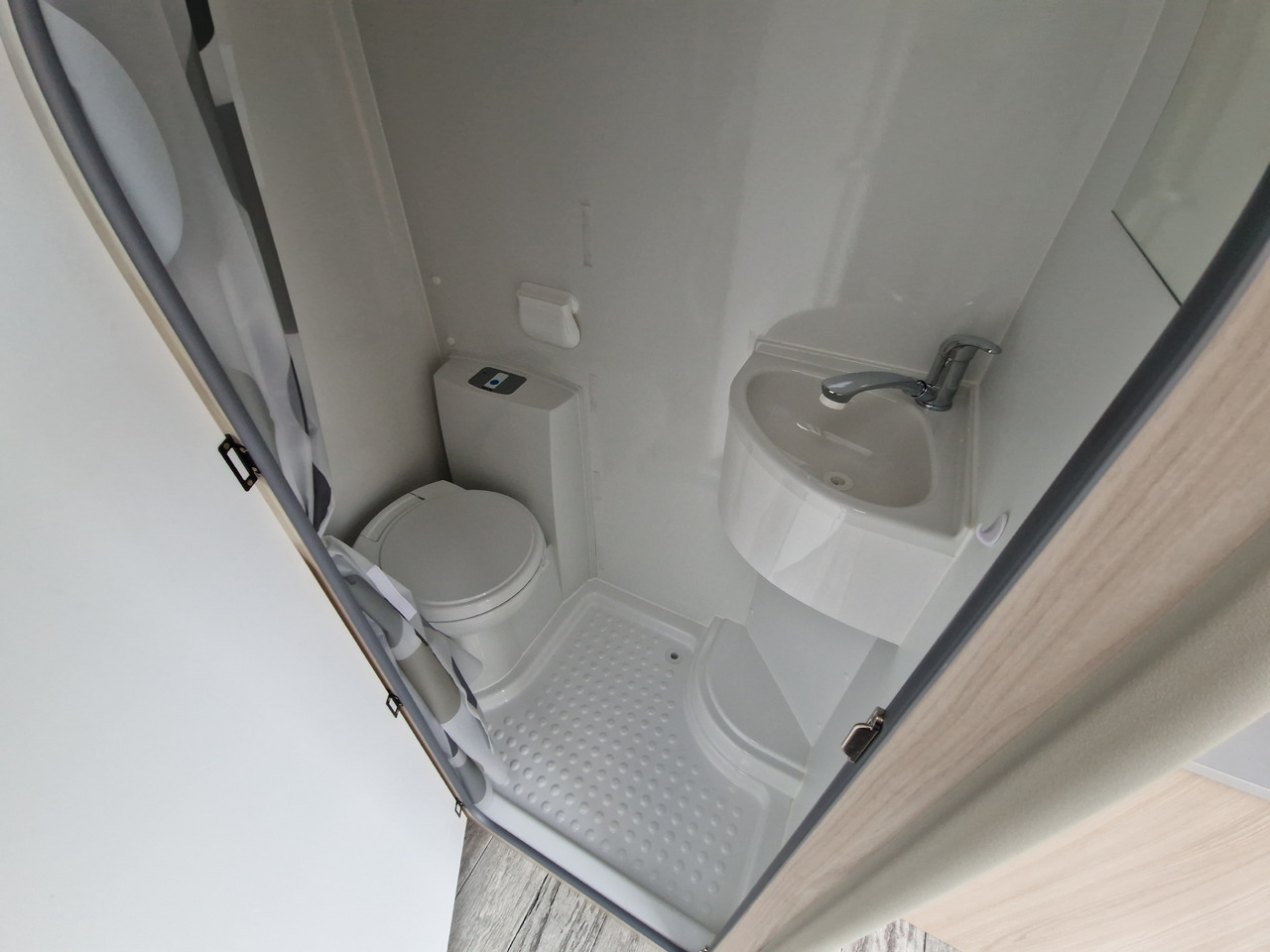 Remolque de coche Koffer Sport Camp TFS 600.01 600x200x210cm Premium Laderaum 300cm Seitentür Wohnabteil 3000kg 100km: foto 7