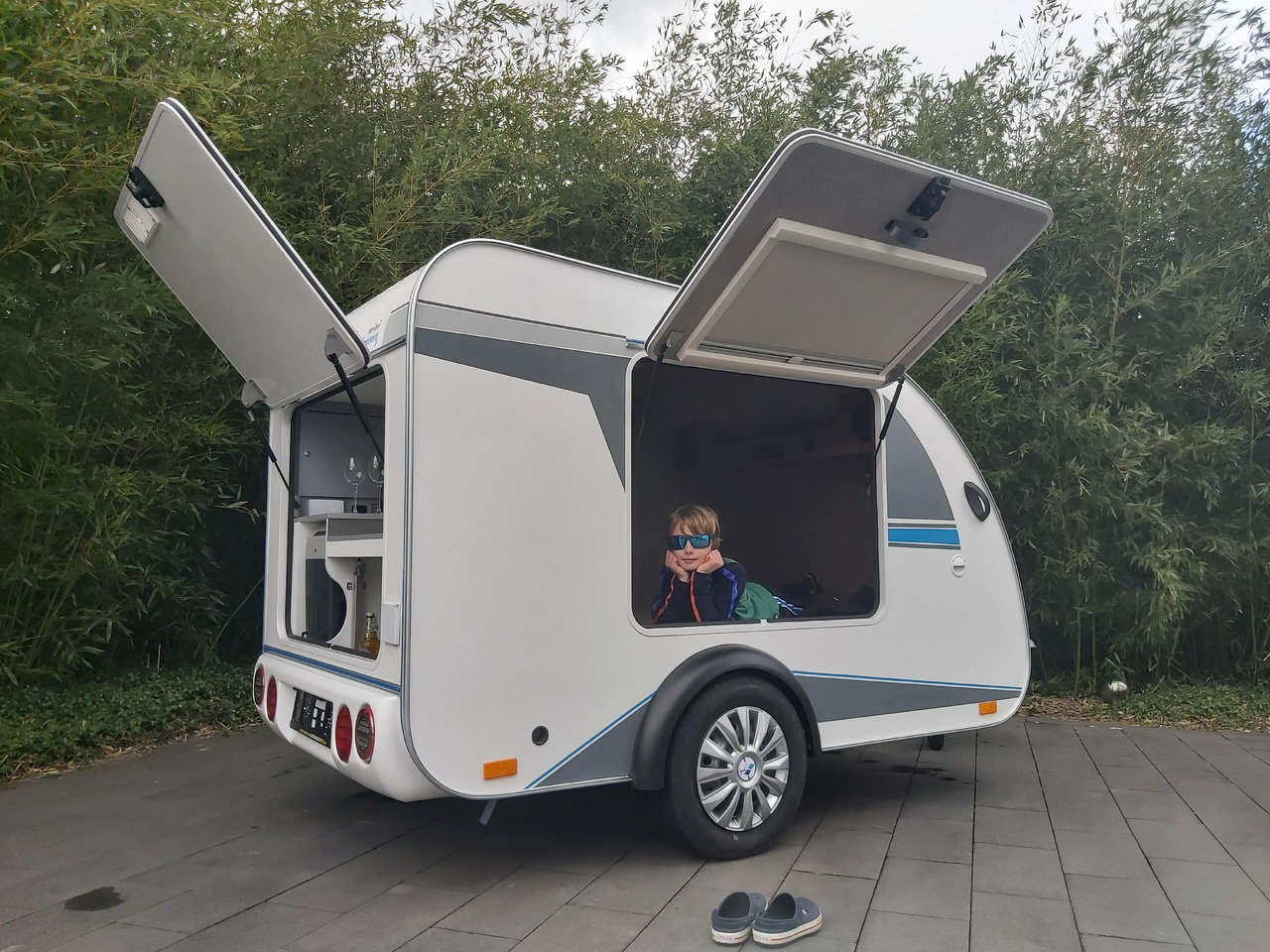 Mini Camper Mini Tommy TMC25 252x140x121cm aero V1 Küche 12V/230V 100km/H 750kg gebremst Modell 24 - Caravana: foto 2 Mini Camper Mini Tommy TMC25 252x140x121cm aero V1 Küche 12V/230V 100km/H 750kg gebremst Modell 24 - Caravana: foto 2