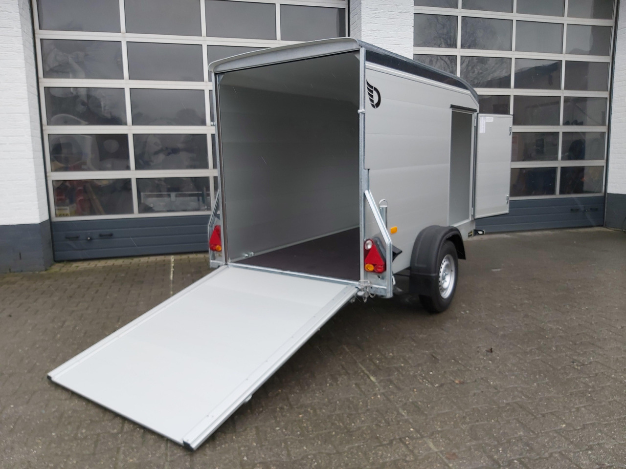 Roadster Sport C255 252x125x154cm aero Alu Poly grey Seitentür Rampekombi (S) 1300kg C255 Aktion - Remolque caja cerrada: foto 1 Roadster Sport C255 252x125x154cm aero Alu Poly grey Seitentür Rampekombi (S) 1300kg C255 Aktion - Remolque caja cerrada: foto 1