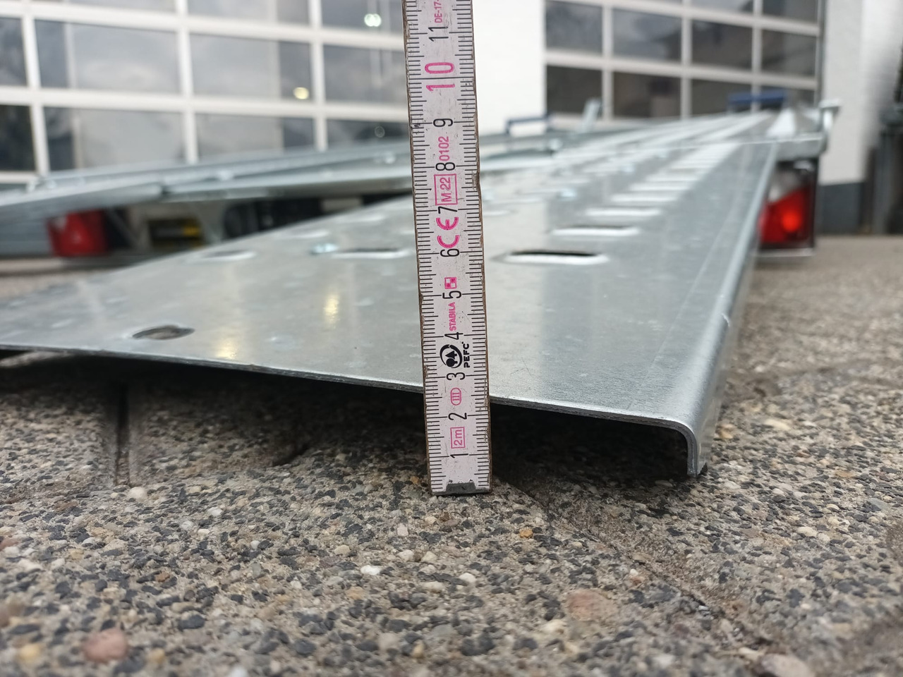 Saris Cartrailer AT 401 202 2700 2 K easyload ankippbar Rampen Fahrschienen Radstop 2700kg 100km/H - Remolque portavehículos: foto 4 Saris Cartrailer AT 401 202 2700 2 K easyload ankippbar Rampen Fahrschienen Radstop 2700kg 100km/H - Remolque portavehículos: foto 4