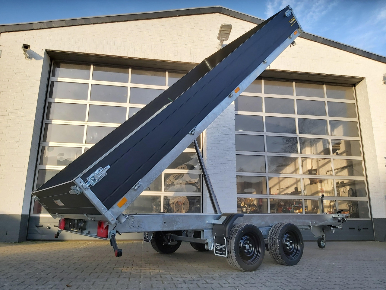 Saris Kipper K3 406 204 3500 2 E 406x204x35 black elektro NH Rampen Blattfeder 3500kg Herbst Aktion - Remolque volquete: foto 2 Saris Kipper K3 406 204 3500 2 E 406x204x35 black elektro NH Rampen Blattfeder 3500kg Herbst Aktion - Remolque volquete: foto 2