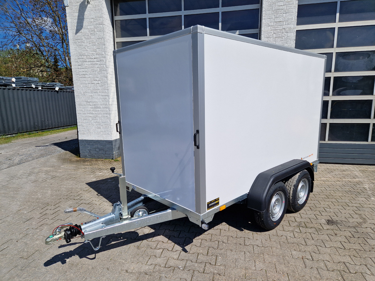 Saris Koffer GO 306 154 180 2700 2 306x154x180cm GFK weiß Auffahrklappe (M) 2700kg Modell 2025 - Remolque caja cerrada: foto 5 Saris Koffer GO 306 154 180 2700 2 306x154x180cm GFK weiß Auffahrklappe (M) 2700kg Modell 2025 - Remolque caja cerrada: foto 5