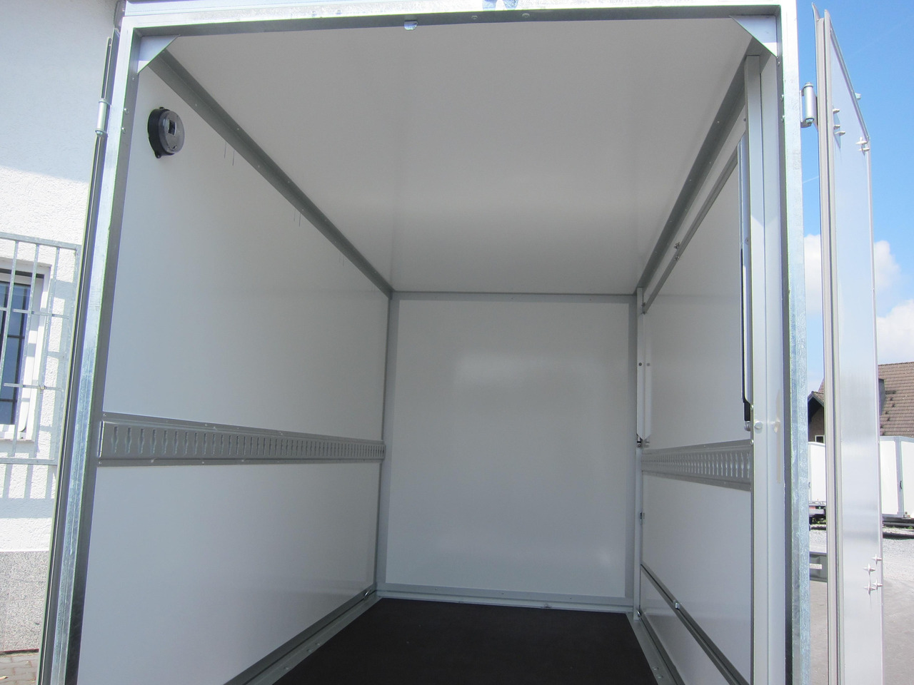 WM Meyer Koffer AZ 1330/151 S35 +Seitenklappe Zurrsystem (M) 1300kg - Remolque caja cerrada: foto 5 WM Meyer Koffer AZ 1330/151 S35 +Seitenklappe Zurrsystem (M) 1300kg - Remolque caja cerrada: foto 5