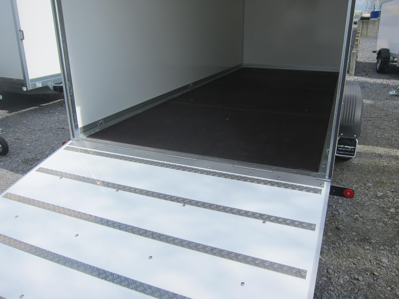 WM Meyer Koffer AZ 3560/200 S40 601x200x225cm extrahoch Heckrampe 3500kg preorder Aktion - Remolque caja cerrada: foto 2 WM Meyer Koffer AZ 3560/200 S40 601x200x225cm extrahoch Heckrampe 3500kg preorder Aktion - Remolque caja cerrada: foto 2