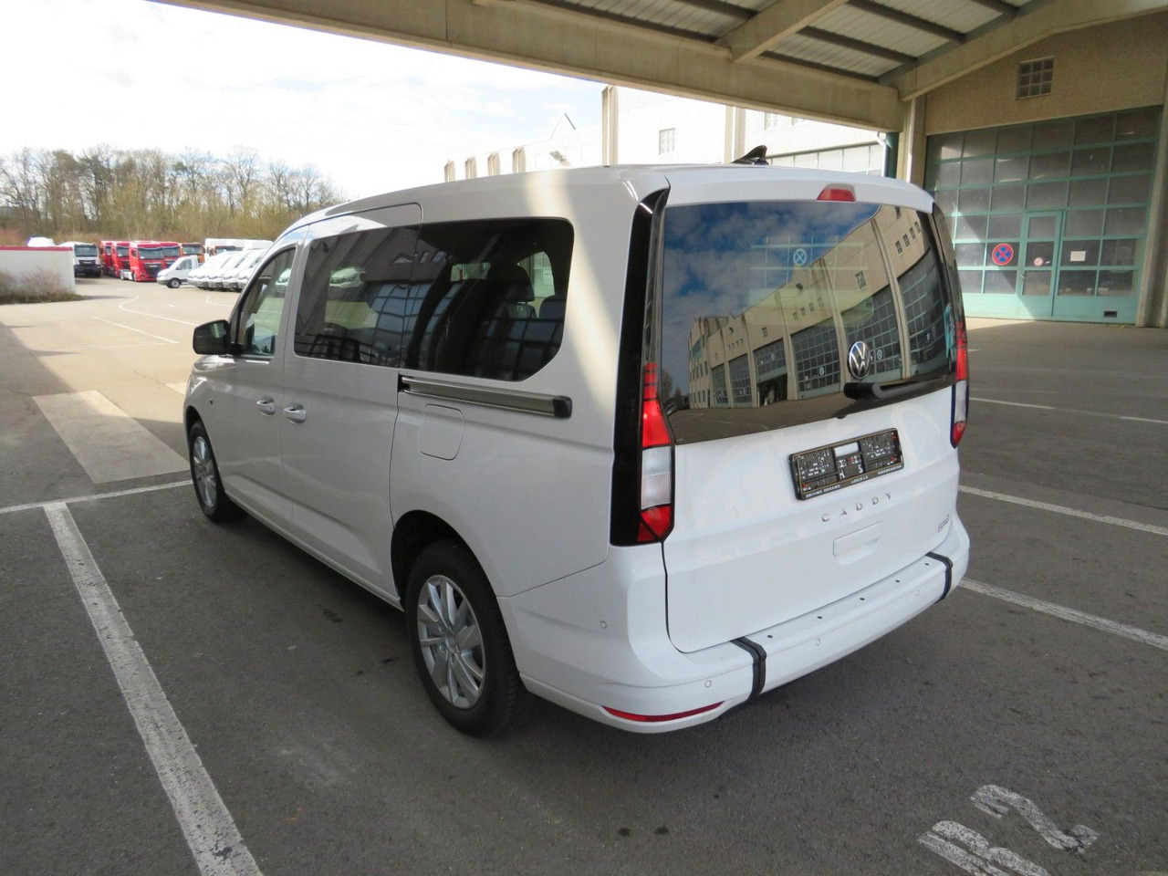 Volkswagen Caddy Maxi 2.0 TDI Rollstuhlumbau Taxirampe - Coche: foto 4 Volkswagen Caddy Maxi 2.0 TDI Rollstuhlumbau Taxirampe - Coche: foto 4