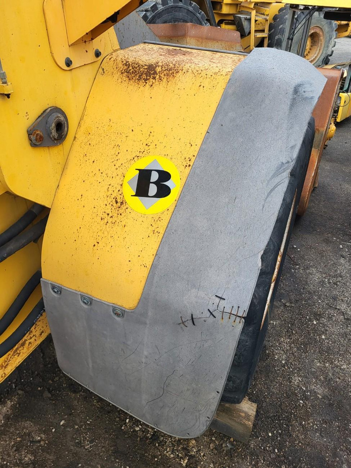 Volvo right front mudguard - Recambio para Cargadora de ruedas: foto 2 Volvo right front mudguard - Recambio para Cargadora de ruedas: foto 2