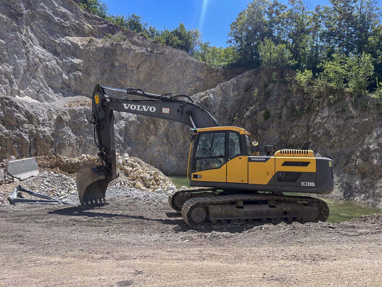 VOLVO EC220D - Excavadora de cadenas: foto 1 VOLVO EC220D - Excavadora de cadenas: foto 1