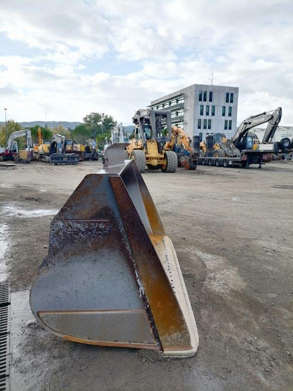 VOLVO loader bucket 2800 mm - Cazo cargador para Cargadora de ruedas: foto 3 VOLVO loader bucket 2800 mm - Cazo cargador para Cargadora de ruedas: foto 3