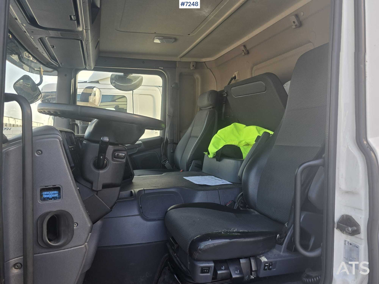 Camión caja cerrada Scania P320 Box truck with tail lift: foto 6