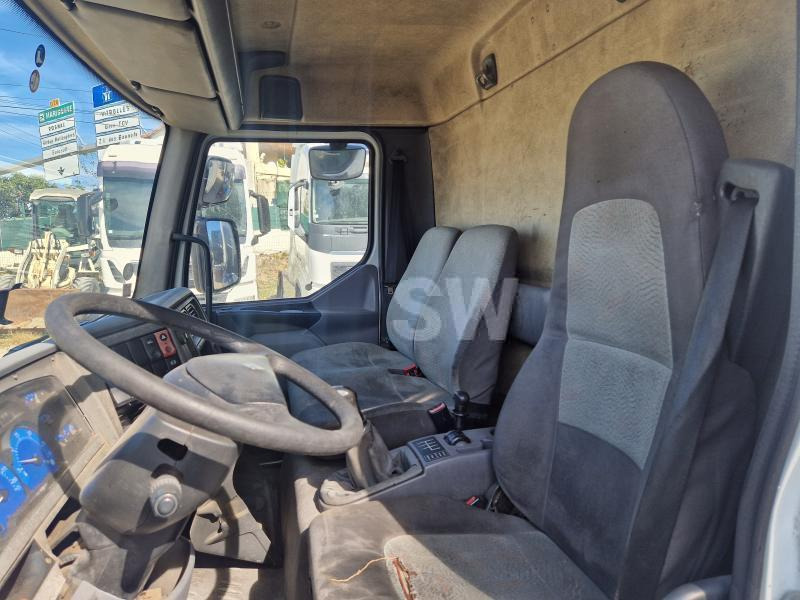 Foto del interior 1: Camión caja cerrada Renault Midlum 180 DCI