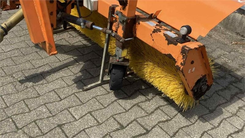 Nesbo FM 2400 S frontkost - Barredora cucharón para Tractor: foto 2 Nesbo FM 2400 S frontkost - Barredora cucharón para Tractor: foto 2