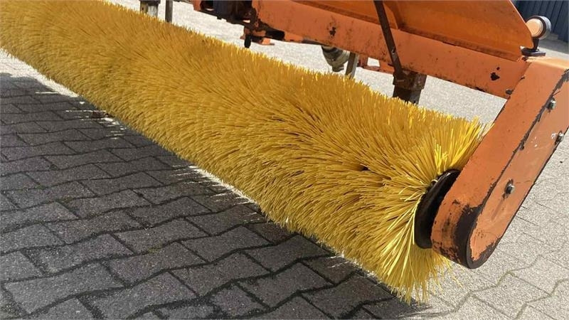 Nesbo FM 2400 S frontkost - Barredora cucharón para Tractor: foto 1 Nesbo FM 2400 S frontkost - Barredora cucharón para Tractor: foto 1