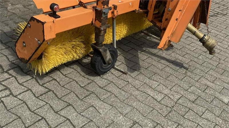 Nesbo FM 2400 S frontkost - Barredora cucharón para Tractor: foto 4 Nesbo FM 2400 S frontkost - Barredora cucharón para Tractor: foto 4