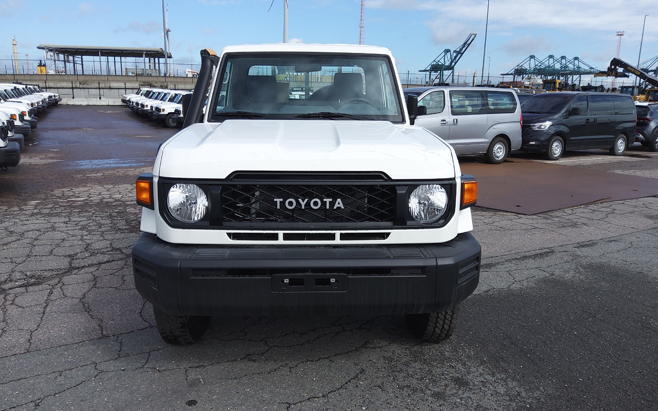 Toyota Land cruiser 79 hzj 79 single cab 4.2L Diesel Manual FACELIFT DIFF LOCK+FREEWHEEL HUB - Coche: foto 4 Toyota Land cruiser 79 hzj 79 single cab 4.2L Diesel Manual FACELIFT DIFF LOCK+FREEWHEEL HUB - Coche: foto 4