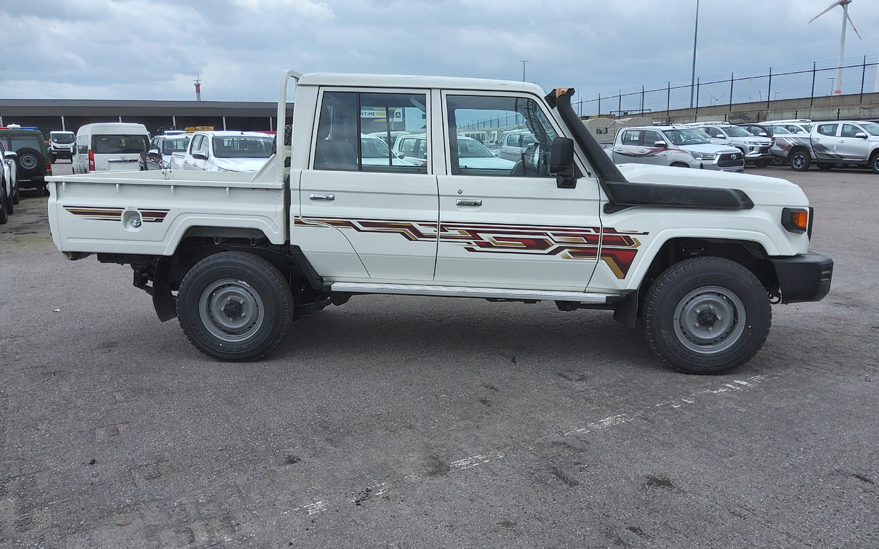 Toyota Toyota Land cruiser 79 grj double cabin 4.0L Petrol Manual 5 SEATS/PLACES - Coche: foto 2 Toyota Toyota Land cruiser 79 grj double cabin 4.0L Petrol Manual 5 SEATS/PLACES - Coche: foto 2