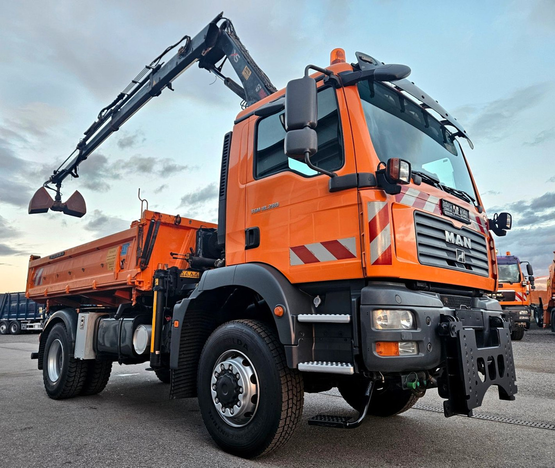 MAN TGM 18.280 4x4 HIAB 111-3 Funk Kran Winterdienst - Camión volquete, Camión grúa: foto 3 MAN TGM 18.280 4x4 HIAB 111-3 Funk Kran Winterdienst - Camión volquete, Camión grúa: foto 3