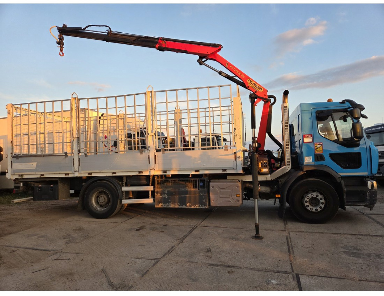 Renault C 280 4X2 Palfinger PK12002 EH Kran Crane Remote Control Automat flatbed truck - Camión caja abierta, Camión grúa: foto 3 Renault C 280 4X2 Palfinger PK12002 EH Kran Crane Remote Control Automat flatbed truck - Camión caja abierta, Camión grúa: foto 3