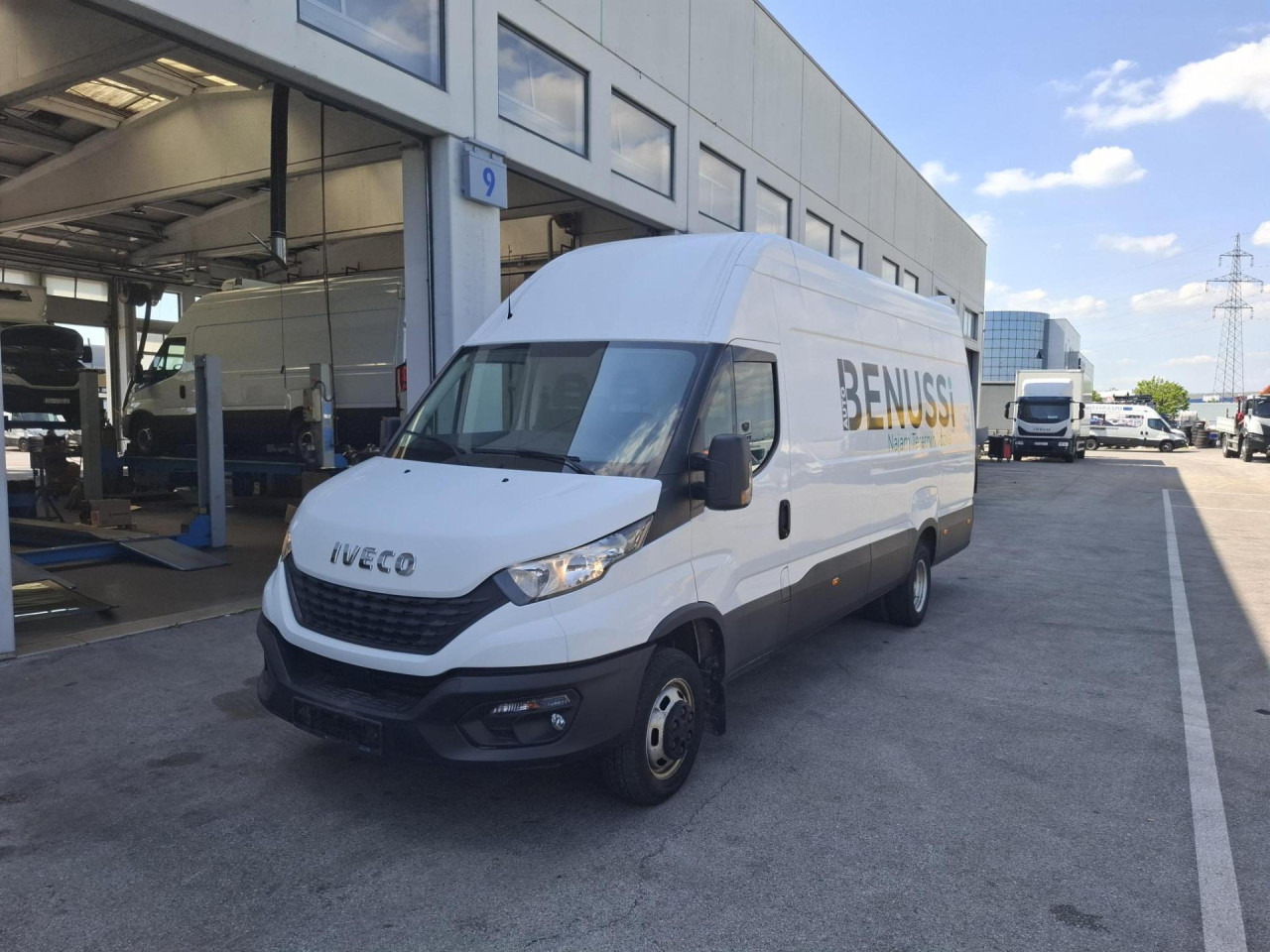 IVECO Daily 35C18H V - Furgoneta de pasajeros: foto 1 IVECO Daily 35C18H V - Furgoneta de pasajeros: foto 1