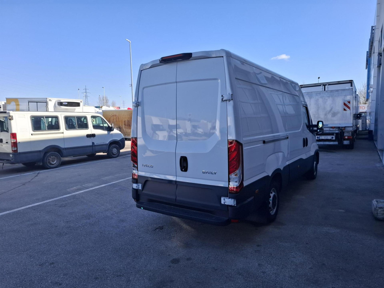 IVECO Daily 35S14V - Furgoneta de pasajeros: foto 4 IVECO Daily 35S14V - Furgoneta de pasajeros: foto 4