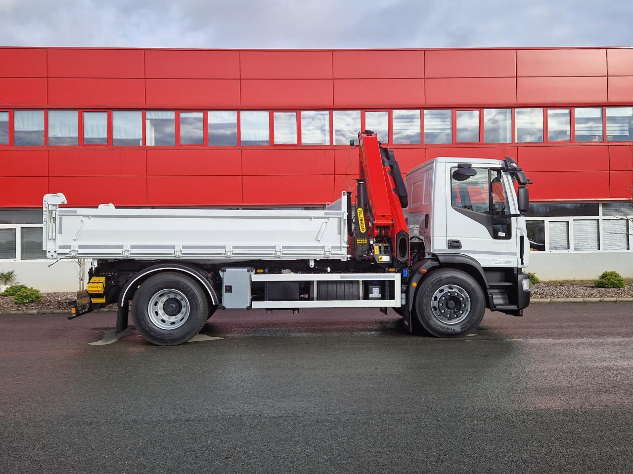 IVECO Eurocargo ML180E32 - Camión volquete: foto 3 IVECO Eurocargo ML180E32 - Camión volquete: foto 3