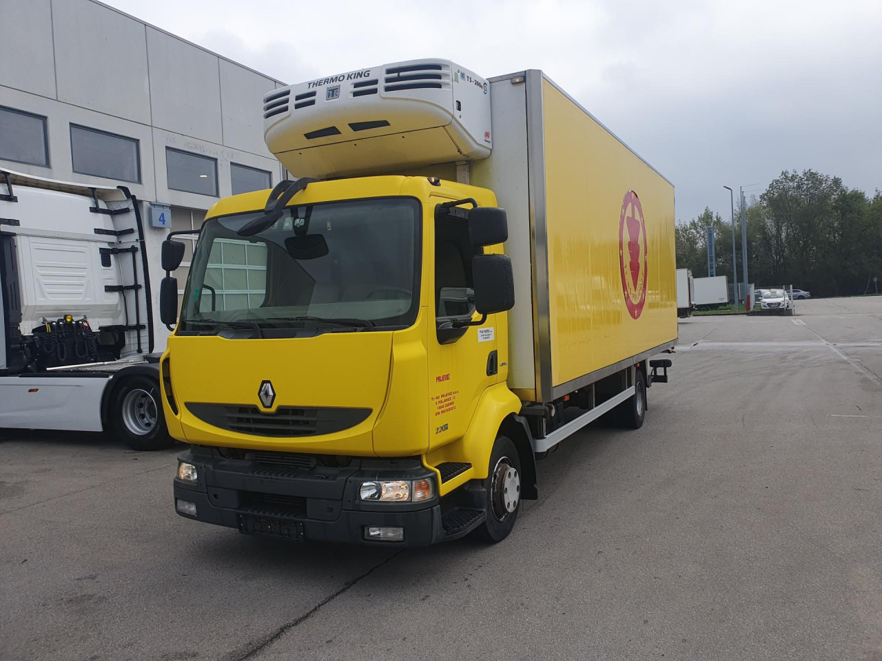 RENAULT Midlum 220.12 - Camión frigorífico: foto 1 RENAULT Midlum 220.12 - Camión frigorífico: foto 1