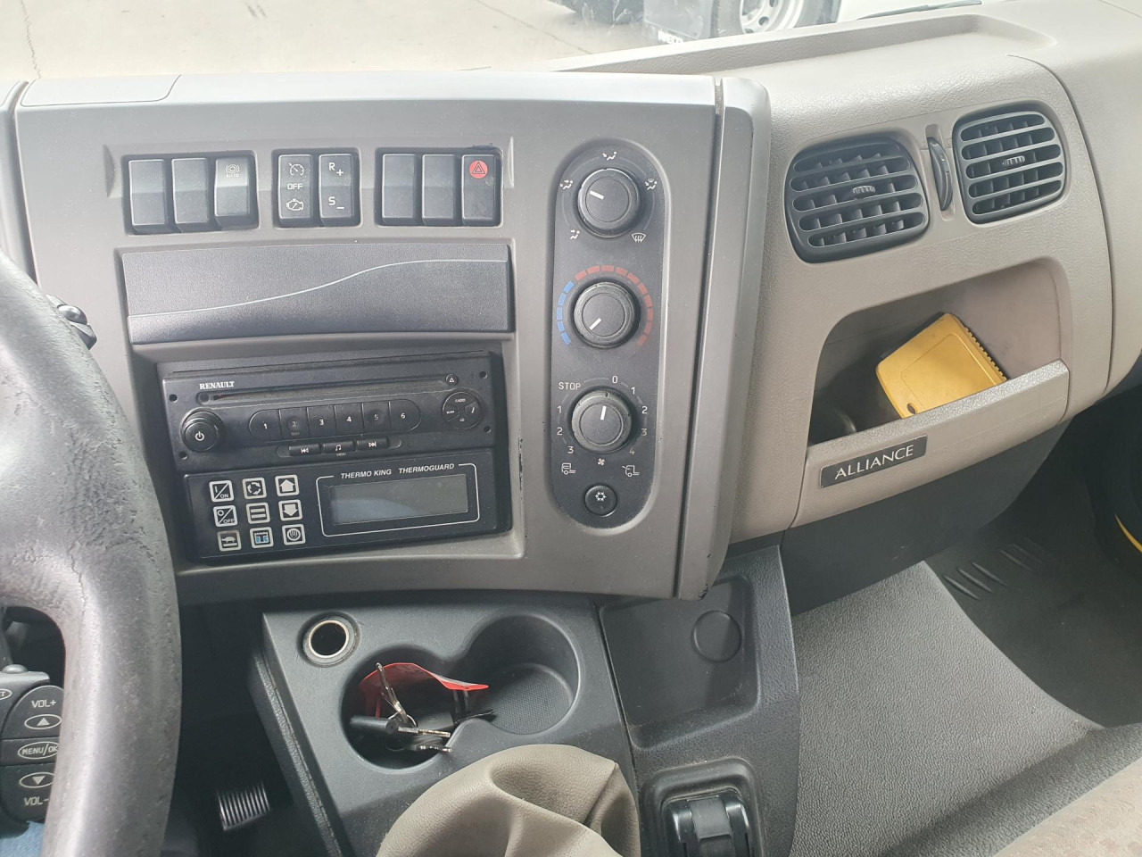 RENAULT Midlum 220.12 - Camión frigorífico: foto 2 RENAULT Midlum 220.12 - Camión frigorífico: foto 2