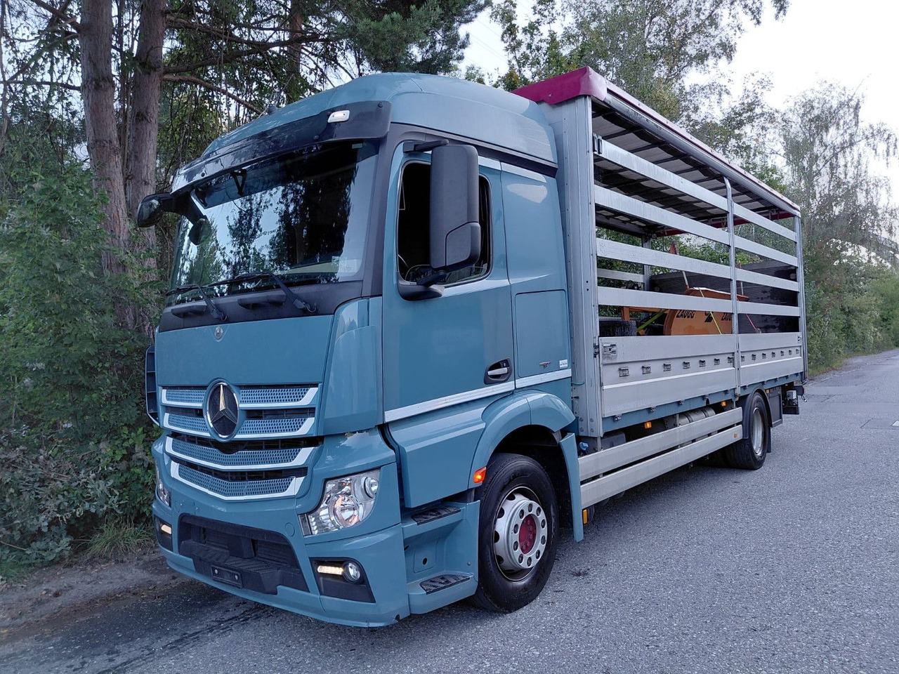 Mercedes-Benz Actros 1836 4x2, E6, Ladebordwand, Fahrschule - Camión lona: foto 1 Mercedes-Benz Actros 1836 4x2, E6, Ladebordwand, Fahrschule - Camión lona: foto 1