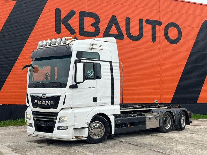 MAN TGX 26.500 6x2*4 HIAB XR 21 ton / CHASSIS L=5300 mm - Camión multibasculante: foto 1 MAN TGX 26.500 6x2*4 HIAB XR 21 ton / CHASSIS L=5300 mm - Camión multibasculante: foto 1