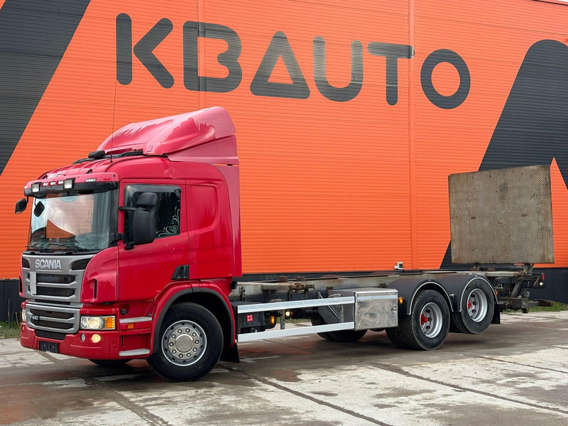 Scania P 440 6x2 RETARDER / CHASSIS L=7741 mm - Camión portacontenedore/ Intercambiable: foto 1 Scania P 440 6x2 RETARDER / CHASSIS L=7741 mm - Camión portacontenedore/ Intercambiable: foto 1