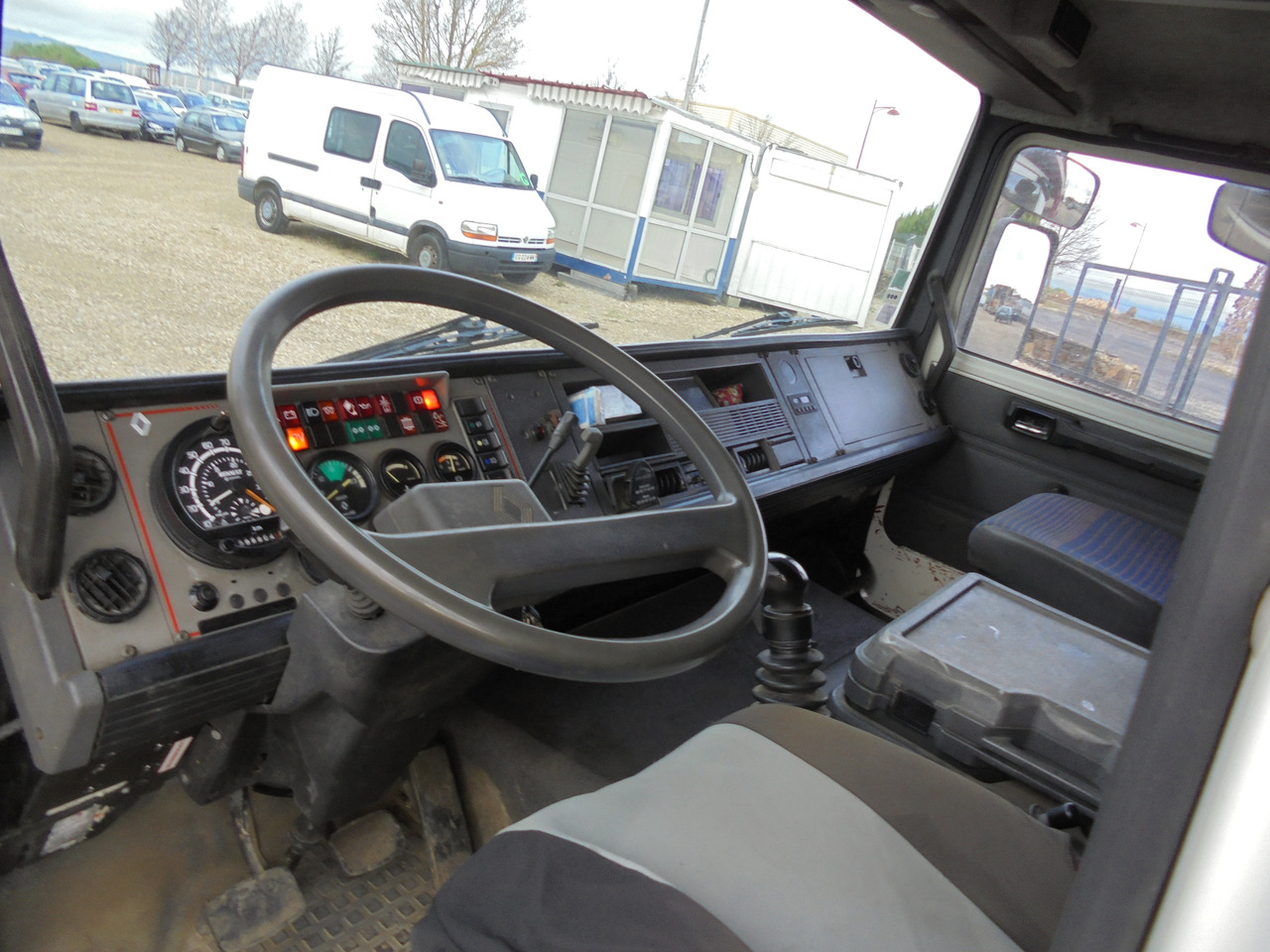 RENAULT GR 280 - Camión portavehículos: foto 5 RENAULT GR 280 - Camión portavehículos: foto 5