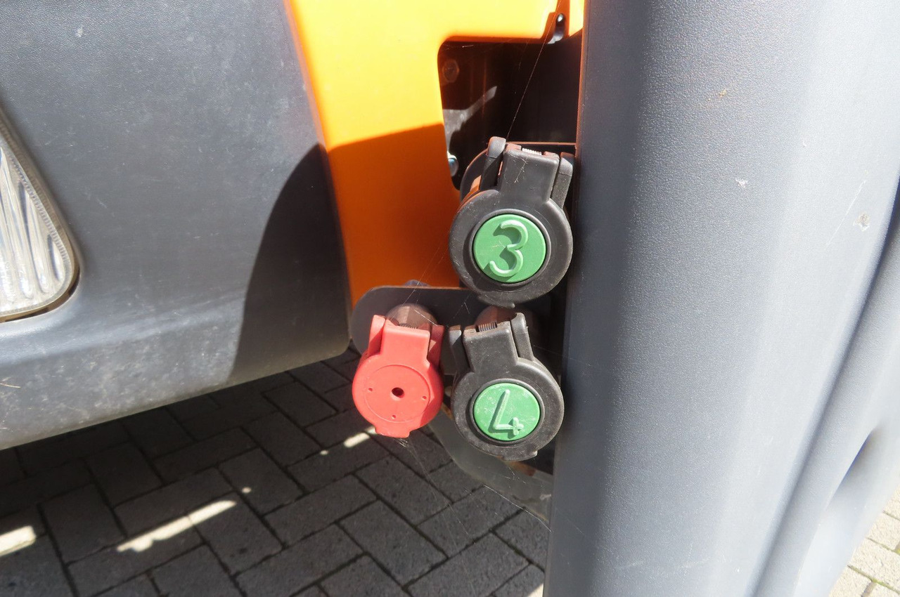 FUSO Canter 6 C 18 4x4 Kommunal Winterdienst - Furgoneta basculante: foto 4 FUSO Canter 6 C 18 4x4 Kommunal Winterdienst - Furgoneta basculante: foto 4