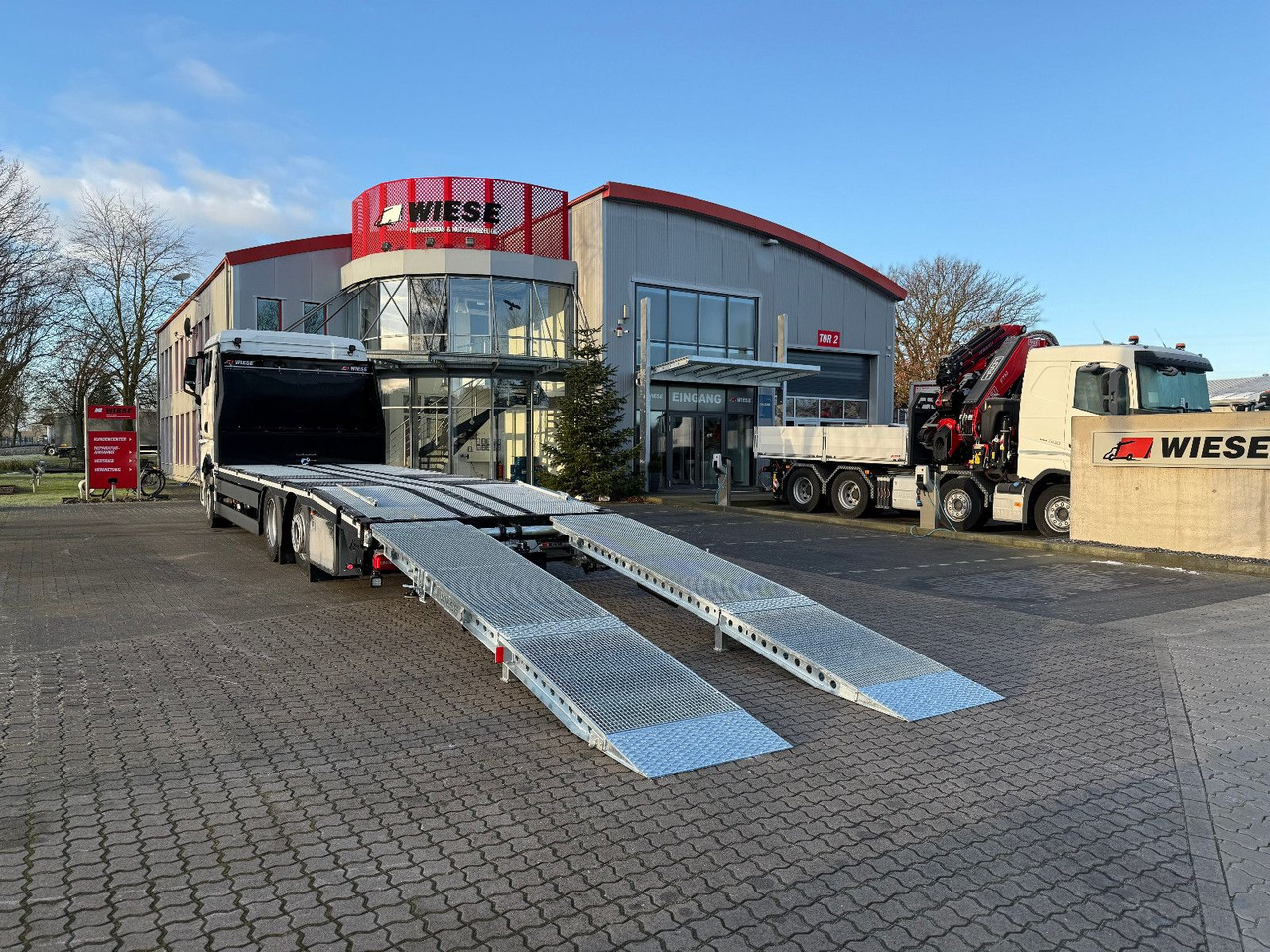 MAN Baumaschinen- Arbeitsbühnentransporter Rampen - Camión caja abierta: foto 1 MAN Baumaschinen- Arbeitsbühnentransporter Rampen - Camión caja abierta: foto 1