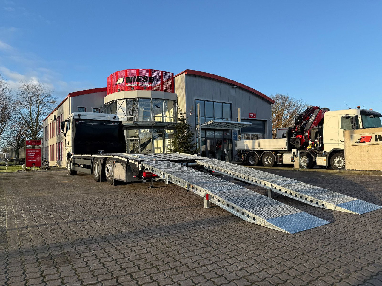 MAN Baumaschinen- Arbeitsbühnentransporter Rampen - Grua de remolque autos: foto 3 MAN Baumaschinen- Arbeitsbühnentransporter Rampen - Grua de remolque autos: foto 3
