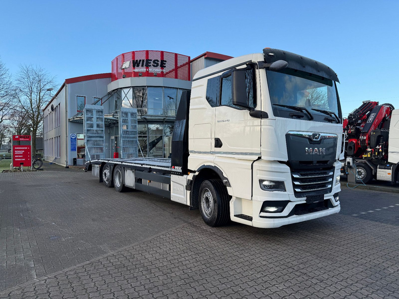 MAN Baumaschinen- Arbeitsbühnentransporter Rampen - Grua de remolque autos: foto 1 MAN Baumaschinen- Arbeitsbühnentransporter Rampen - Grua de remolque autos: foto 1