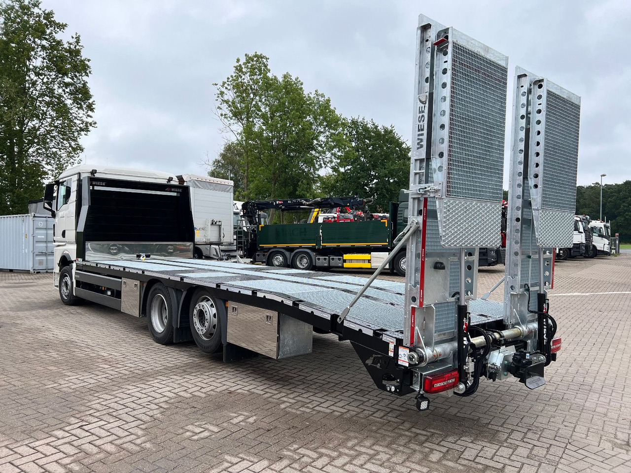 MAN Baumaschinen- Arbeitsbühnentransporter Rampen - Grua de remolque autos: foto 1 MAN Baumaschinen- Arbeitsbühnentransporter Rampen - Grua de remolque autos: foto 1