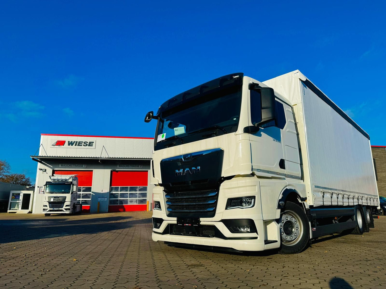MAN TGX 26.440 6x2 LL Schwerlast Ladebordwand/Rampe - Camión lona: foto 1 MAN TGX 26.440 6x2 LL Schwerlast Ladebordwand/Rampe - Camión lona: foto 1