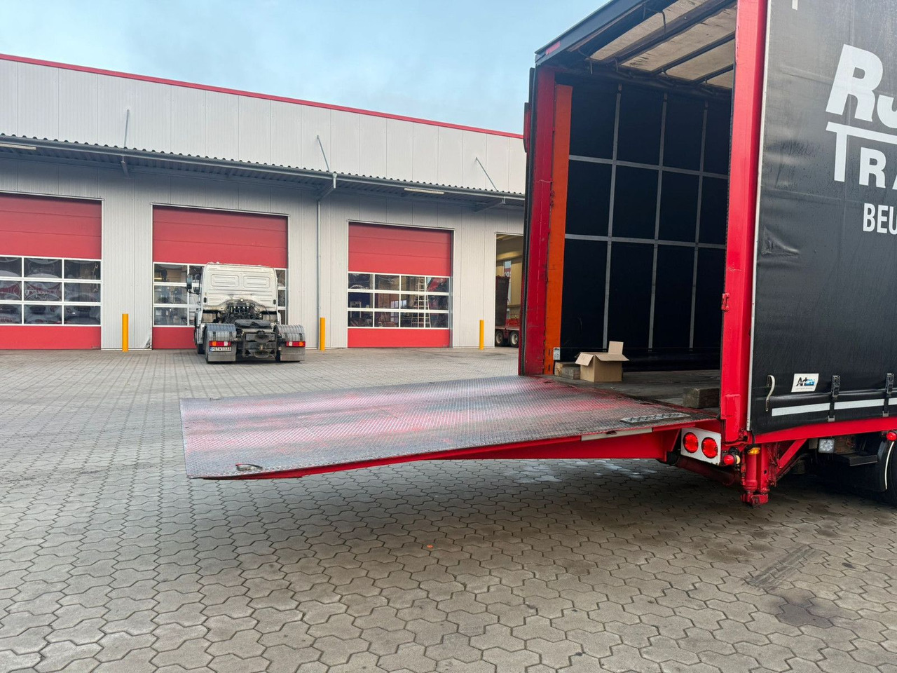 Leasing de Meusburger 2-Achs-Gabelstaplertransporter Rampe Dhollandia Meusburger 2-Achs-Gabelstaplertransporter Rampe Dhollandia: foto 13 Leasing de Meusburger 2-Achs-Gabelstaplertransporter Rampe Dhollandia Meusburger 2-Achs-Gabelstaplertransporter Rampe Dhollandia: foto 13