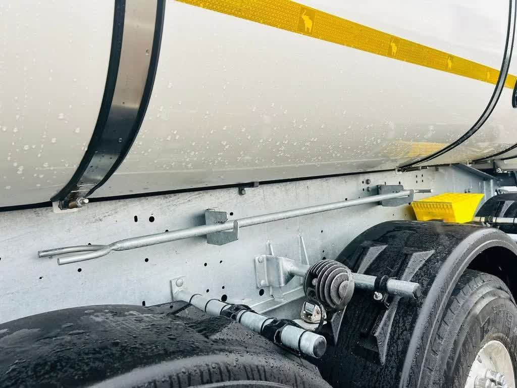 Schmitz Cargobull Thermomulde 24m³ isoliert elektrisches Verdeck - Semirremolque volquete: foto 4 Schmitz Cargobull Thermomulde 24m³ isoliert elektrisches Verdeck - Semirremolque volquete: foto 4