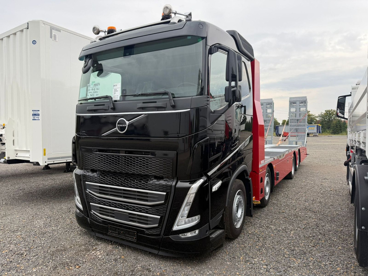 Volvo Arbeitsbühnen Baumaschinentransporter mit Rampen - Camión caja abierta: foto 2 Volvo Arbeitsbühnen Baumaschinentransporter mit Rampen - Camión caja abierta: foto 2
