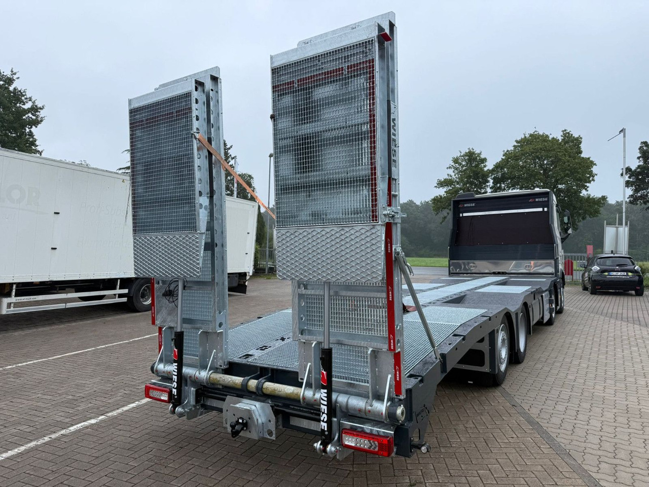 Volvo Arbeitsbühnen Baumaschinentransporter mit Rampen - Grua de remolque autos: foto 3 Volvo Arbeitsbühnen Baumaschinentransporter mit Rampen - Grua de remolque autos: foto 3