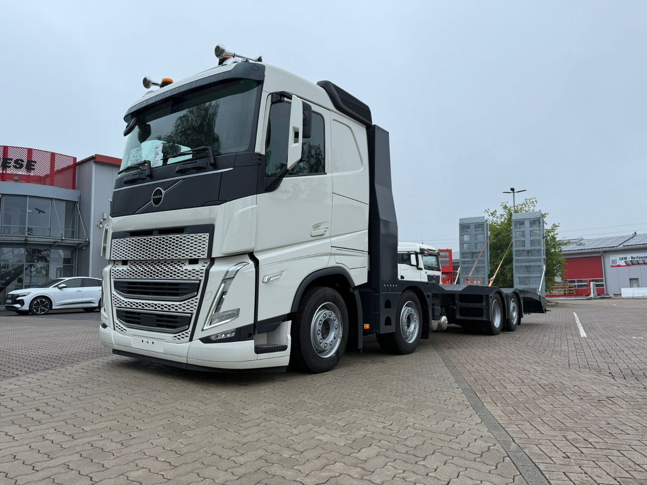 Volvo Arbeitsbühnen Baumaschinentransporter mit Rampen - Grua de remolque autos: foto 1 Volvo Arbeitsbühnen Baumaschinentransporter mit Rampen - Grua de remolque autos: foto 1