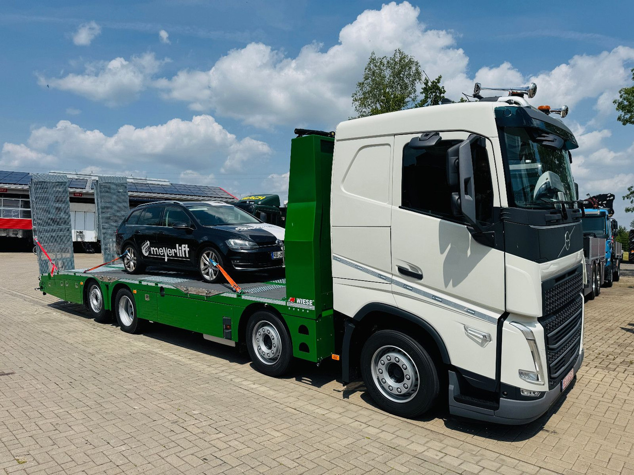 Volvo Arbeitsbühnen Baumaschinentransporter mit Rampen - Camión caja abierta: foto 1 Volvo Arbeitsbühnen Baumaschinentransporter mit Rampen - Camión caja abierta: foto 1