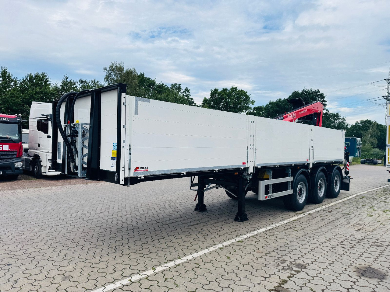 Wiese Baustoffauflieger - Heckkran Kran Fassi - Semirremolque plataforma/ Caja abierta: foto 2 Wiese Baustoffauflieger - Heckkran Kran Fassi - Semirremolque plataforma/ Caja abierta: foto 2