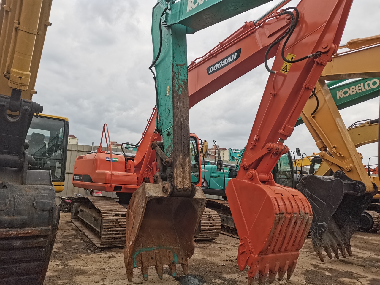 DOOSAN DH225LC-7 - Excavadora de cadenas: foto 4 DOOSAN DH225LC-7 - Excavadora de cadenas: foto 4