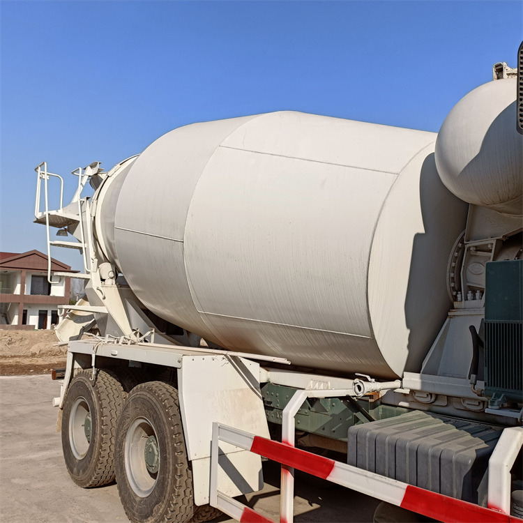 HOWO HOWO-mixer pump truck - Camión hormigonera con bomba: foto 2 HOWO HOWO-mixer pump truck - Camión hormigonera con bomba: foto 2