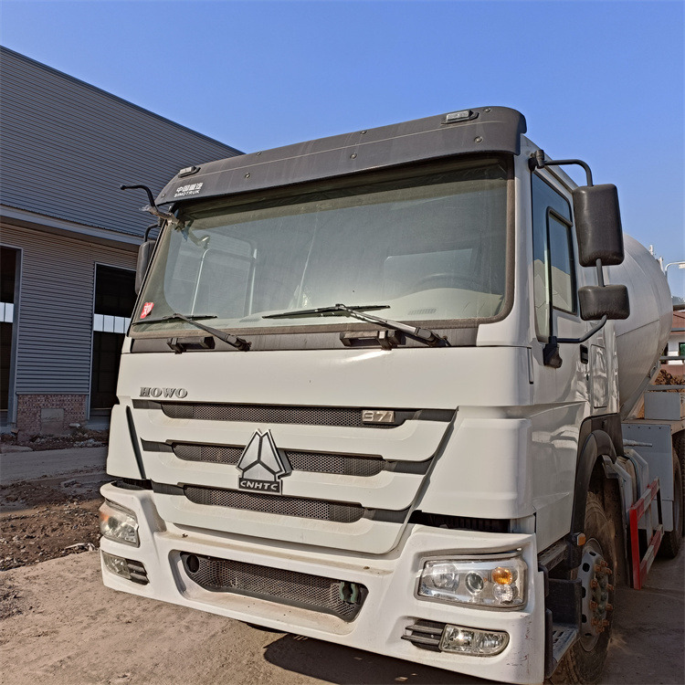 HOWO HOWO-mixer pump truck - Camión hormigonera con bomba: foto 3 HOWO HOWO-mixer pump truck - Camión hormigonera con bomba: foto 3